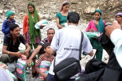 Volunteer-distributing-relief-during-Uttarakhand-relief1